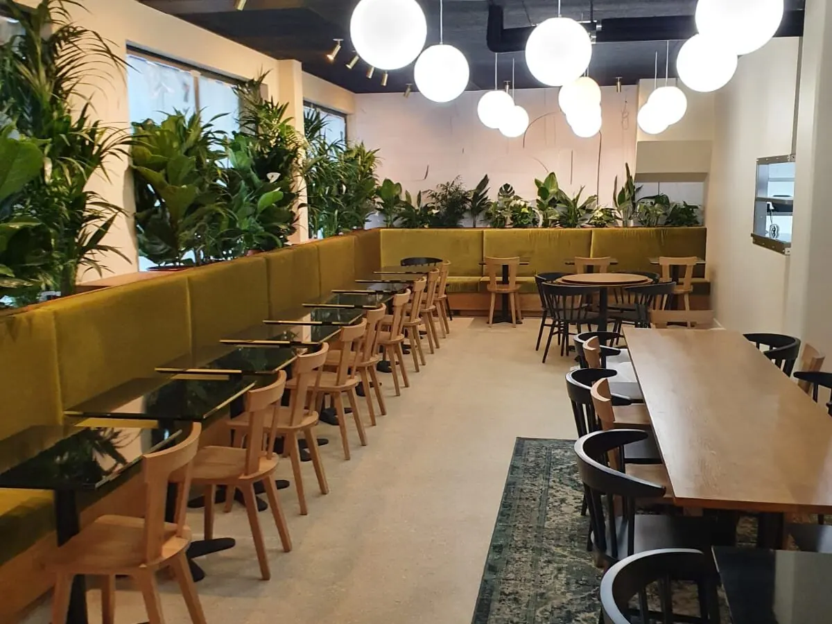 Restaurant rénové par Ecobat : banquettes en velours, suspensions et parquet