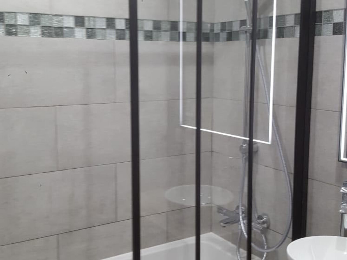 Douche paroi noire