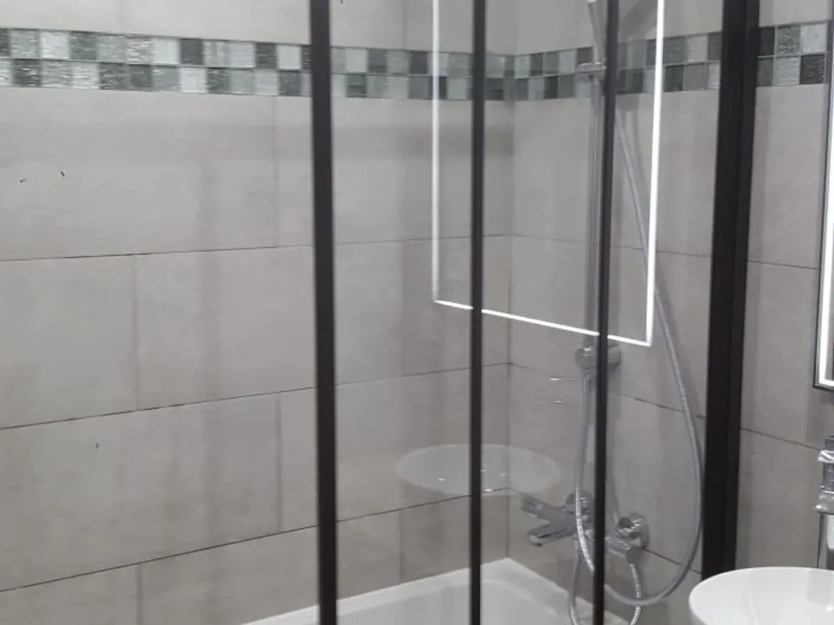 Douche paroi noire